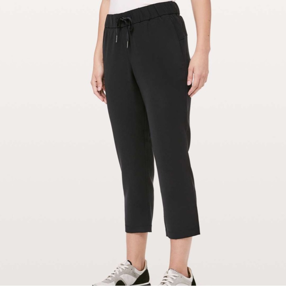 Lululemon On The Fly Crop *Woven 23" Black